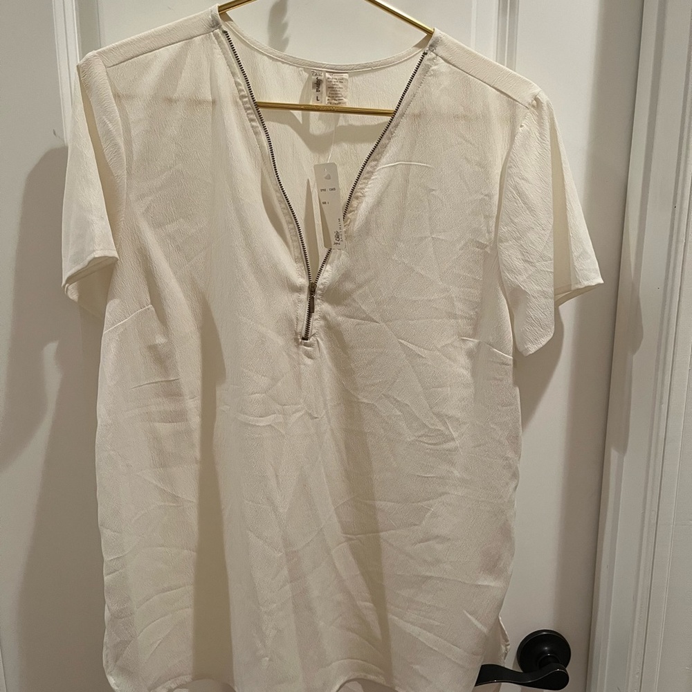 Brand new womens zip up blouse! Would look great with shorts this summer!
